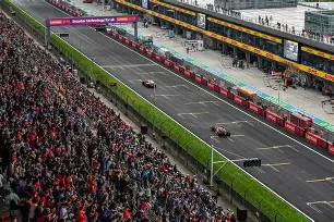 YY体育-F1赛场再起风云：江畔风暴队惊险晋级雪域烈马队，赛场气氛火爆防线高度稳定(f1赛道风云)