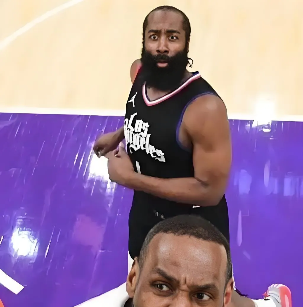 YY体育- 詹姆斯在fpx比赛中回归赛场,关键助攻引发热议的是谁 