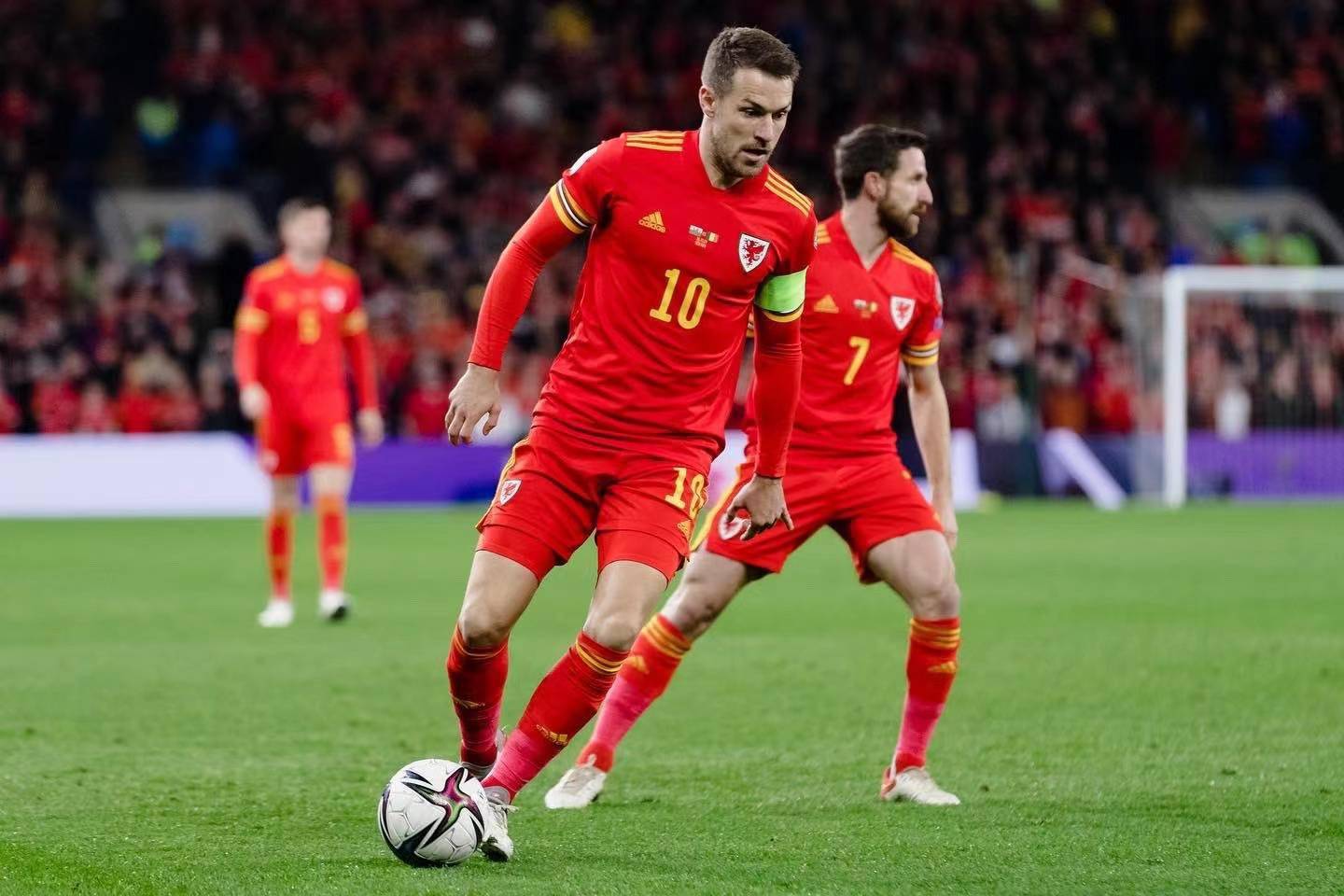 易游体育-包含德布劳内巅峰对决，詹姆斯与70激战巴黎圣日耳曼分钟，战术调整胜负难料！的词条